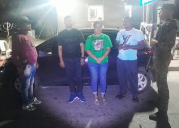 Raso de la FARD fue detenido con una haitiana indocumentada en el baúl de un vehículo en Las Matas de Farfán