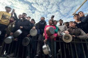 Mueren 10 palestinos cerca de un punto de distribución de alimento en el sur de Gaza