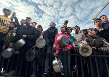 Mueren 10 palestinos cerca de un punto de distribución de alimento en el sur de Gaza