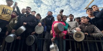 Mueren 10 palestinos cerca de un punto de distribución de alimento en el sur de Gaza