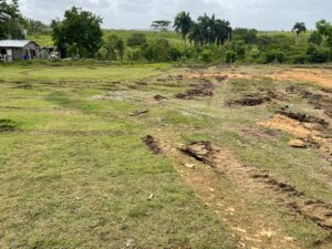 Denuncian construcción de carretera afecta terrenos del play de comunitarios de un sector, en Monte Plata 