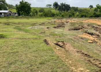 Denuncian construcción de carretera afecta terrenos del play de comunitarios de un sector, en Monte Plata 