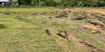 Denuncian construcción de carretera afecta terrenos del play de comunitarios de un sector, en Monte Plata 