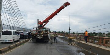 CUED y Obras Públicas coordinarán reposición de postes eléctricos en el Puente de la 17