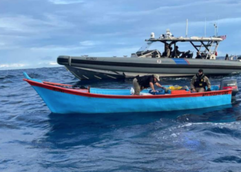 Dos dominicanos son arrestados a bordo de una yola con 77 kilos de cocaína al oeste de Puerto Rico
