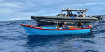 Dos dominicanos son arrestados a bordo de una yola con 77 kilos de cocaína al oeste de Puerto Rico