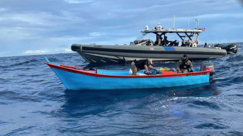 Dos dominicanos son arrestados a bordo de una yola con 77 kilos de cocaína al oeste de Puerto Rico