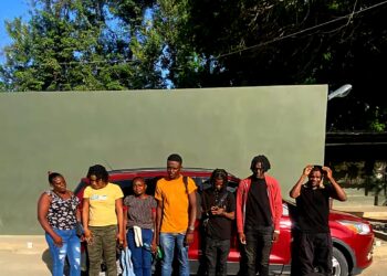 Detienen pareja con nueve haitianos ilegales en un vehículo, en Mao