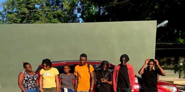 Detienen pareja con nueve haitianos ilegales en un vehículo, en Mao