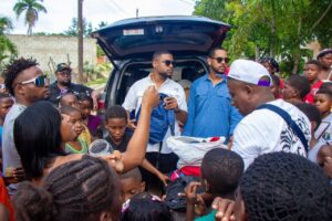 Jóvenes entregan útiles escolares en el Batey Montecristi, impactando a más de 100 niños