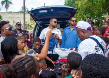 Jóvenes entregan útiles escolares en el Batey Montecristi, impactando a más de 100 niños