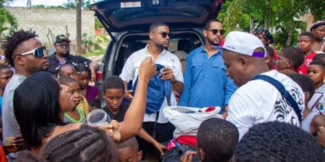 Jóvenes entregan útiles escolares en el Batey Montecristi, impactando a más de 100 niños