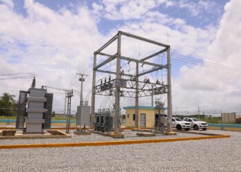 La Empresa Distribuidora de Electricidad del Este (Edeeste) informa que puso en funcionamiento una moderna subestación eléctrica compuesta por un transformador de potencia de 6.25 MVA a 69/12.5 kV la cual impactará de forma directa el Centro de Corrección y Rehabilitación Las Parras (CCR Las Parras) en Santo Domingo Este. Edeeste afirma que el proyectó contó con una inversión aproximada de RD$ 89.8 MM y que la misma está habilitada para la salida de 3 circuitos, uno para el centro penitenciario, uno para los clientes del sector y otro disponible para el crecimiento futuro de la demanda. La distribuidora señala que la puesta en funcionamiento de esta nueva subestación eléctrica beneficia de manera directa a alrededor de dos mil familias residentes en la zona. En ese mismo orden, Edeeste indica que se encuentra en proceso de ejecución la rehabilitación del tendido eléctrico de MT de los sectores Mata de Palma, Las Parras, La Reforma, La Granja, El Capacito, El Cea, Lago de Reyes y el Cruce Ramon Coco, con el fin mejorar la situación actual del servicio energético en estos sectores a través de la nueva subestación. Edeeste manifiesta que con este tipo ejecuciones e inversiones se fortalecen los esfuerzos en la confiabilidad del suministro de la energía con la cual el centro penitenciario y los moradores podrán recibir un voltaje de calidad y un servicio eficiente.