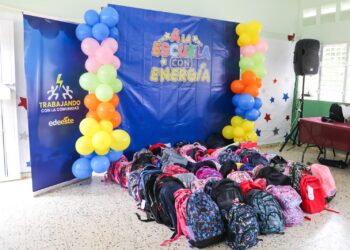 Colaboradores de Edeeste apadrinan niños de escasos recursos con entrega de útiles escolares