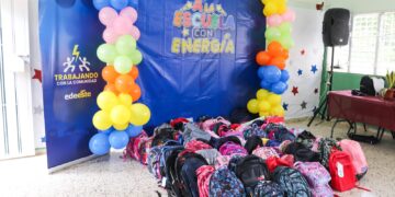 Colaboradores de Edeeste apadrinan niños de escasos recursos con entrega de útiles escolares