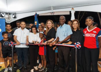 Carolina Mejía inaugura Centro Comunal Dionisio Amparo