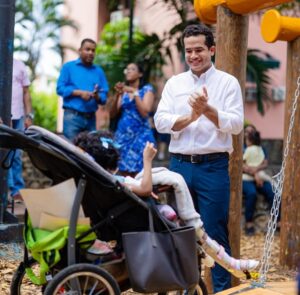 Omar Fernández entrega parque inclusivo para niños con discapacidad