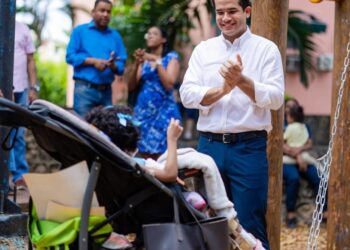 Omar Fernández entrega parque inclusivo para niños con discapacidad