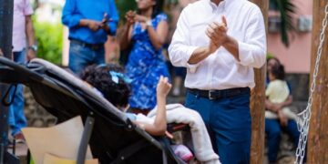 Omar Fernández entrega parque inclusivo para niños con discapacidad