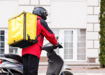 Contradicción: La propina obligatoria en pedidos por delivery chocaría con sentencia judicial que la prohíbe
