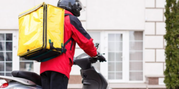 Contradicción: La propina obligatoria en pedidos por delivery chocaría con sentencia judicial que la prohíbe