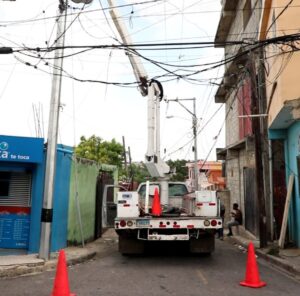 Edeeste continúa trabajos que mejoran el servicio eléctrico en Los Tres Brazos