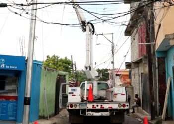 Edeeste continúa trabajos que mejoran el servicio eléctrico en Los Tres Brazos