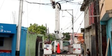 Edeeste continúa trabajos que mejoran el servicio eléctrico en Los Tres Brazos