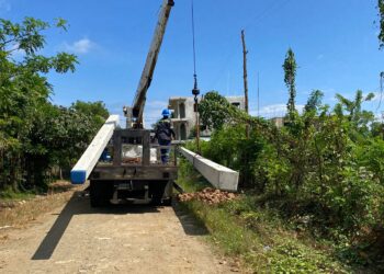 Edeeste inicia proyecto de electrificación en sector de Sabana de la Mar