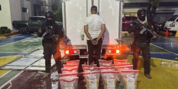 DNCD incauta 85 paquetes de presunta cocaína escondidos en techo de camión
