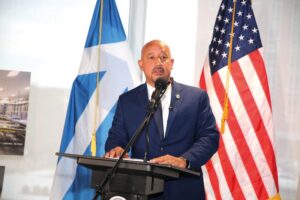 Brian DePeña agradece a la ciudad de Lawrence por su reelección como alcalde
