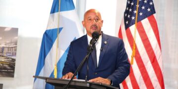 Brian DePeña agradece a la ciudad de Lawrence por su reelección como alcalde