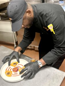 Chef dominicano se destaca en EE.UU. con su visión culinaria global