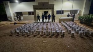 Capturan a tres hombres con 806 paquetes de presunta cocaína en Pedernales