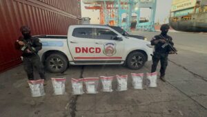 DNCD frustra envío de 37 paquetes de presunta cocaína a Puerto Rico Los equipos operativos, tras recibir informes de inteligencia, iniciaron un operativo de verificación en el barco, localizando en una de las áreas de la bodega, próximo a la proa, tres bultos de color negro, conteniendo en su interior, un total de 37 paquetes de la sustancia, envueltos en fundas plasticas transparentes. De acuerdo al plan de ruta, el barco salió del Puerto Multimodal Caucedo e hizo una escala en la terminal de Haina, para cargar otros contenedores y de ahí dirigirse a su destino final, la vecina isla de Puerto Rico. El Ministerio Público y la DNCD, han iniciado una investigación en relación al caso, para arrestar y poner a disposición de la justicia a los involucrados en la frustrada operación de narcotráfico internacional. “Los organismos de seguridad, han continuado mejorando su capacidad operativa, frente a las nuevas modalidades del narcotráfico internacional, como parte del fortalecimiento de las estrategias para perseguir y combatir a las redes criminales” Los 37 paquetes de la sustancia fueron enviados bajo cadena de custodia del Instituto Nacional de Ciencias Forenses (INACIF) para los fines correspondientes.