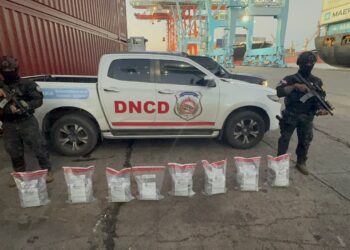 DNCD frustra envío de 37 paquetes de presunta cocaína a Puerto Rico Los equipos operativos, tras recibir informes de inteligencia, iniciaron un operativo de verificación en el barco, localizando en una de las áreas de la bodega, próximo a la proa, tres bultos de color negro, conteniendo en su interior, un total de 37 paquetes de la sustancia, envueltos en fundas plasticas transparentes. De acuerdo al plan de ruta, el barco salió del Puerto Multimodal Caucedo e hizo una escala en la terminal de Haina, para cargar otros contenedores y de ahí dirigirse a su destino final, la vecina isla de Puerto Rico. El Ministerio Público y la DNCD, han iniciado una investigación en relación al caso, para arrestar y poner a disposición de la justicia a los involucrados en la frustrada operación de narcotráfico internacional. “Los organismos de seguridad, han continuado mejorando su capacidad operativa, frente a las nuevas modalidades del narcotráfico internacional, como parte del fortalecimiento de las estrategias para perseguir y combatir a las redes criminales” Los 37 paquetes de la sustancia fueron enviados bajo cadena de custodia del Instituto Nacional de Ciencias Forenses (INACIF) para los fines correspondientes.