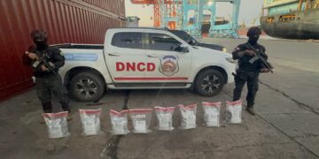 DNCD frustra envío de 37 paquetes de presunta cocaína a Puerto Rico Los equipos operativos, tras recibir informes de inteligencia, iniciaron un operativo de verificación en el barco, localizando en una de las áreas de la bodega, próximo a la proa, tres bultos de color negro, conteniendo en su interior, un total de 37 paquetes de la sustancia, envueltos en fundas plasticas transparentes. De acuerdo al plan de ruta, el barco salió del Puerto Multimodal Caucedo e hizo una escala en la terminal de Haina, para cargar otros contenedores y de ahí dirigirse a su destino final, la vecina isla de Puerto Rico. El Ministerio Público y la DNCD, han iniciado una investigación en relación al caso, para arrestar y poner a disposición de la justicia a los involucrados en la frustrada operación de narcotráfico internacional. “Los organismos de seguridad, han continuado mejorando su capacidad operativa, frente a las nuevas modalidades del narcotráfico internacional, como parte del fortalecimiento de las estrategias para perseguir y combatir a las redes criminales” Los 37 paquetes de la sustancia fueron enviados bajo cadena de custodia del Instituto Nacional de Ciencias Forenses (INACIF) para los fines correspondientes.
