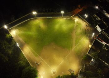 EDEESTE instala alumbrado al play de softball en Boca de Yuma