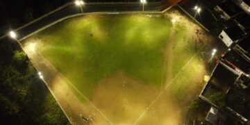 EDEESTE instala alumbrado al play de softball en Boca de Yuma