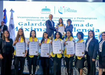 150 estudiantes meritorios reciben Galardón Diploma de Máxima Excelencia