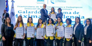 150 estudiantes meritorios reciben Galardón Diploma de Máxima Excelencia