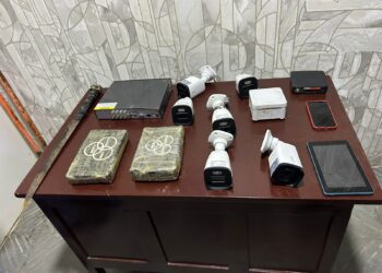 Ocupan dos paquetes de presunta cocaína, cámaras de vigilancia y otras evidencias durante allanamiento en San Juan