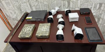 Ocupan dos paquetes de presunta cocaína, cámaras de vigilancia y otras evidencias durante allanamiento en San Juan