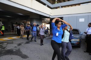 Casi tres millones de personas participaron este miércoles en la quinta edición del simulacro nacional de evacuación por terremoto en la República Dominicana, organizado por el Centro de Operaciones de Emergencias (COE), con el propósito de preparar a la población sobre cómo responder a un evento de esa naturaleza. Unas siete mil personas evacuaron el edificio de oficinas gubernamentales Juan Pablo Duarte de Santo Domingo, el bloque con mayor capacidad de oficinistas de la capital, en un tiempo de entre 7 y 11 minutos y lo "hicieron de una forma organizada", indicó a EFE el director del COE, Juan Manuel Méndez. De acuerdo con Méndez, el objetivo de esta jornada es introducir a la población en la preparación ante los terremotos "practicando planes a nivel familiar e institucional, así como en el ámbito de escuelas y universidades". De esta forma, se busca que todos conozcan "qué hacer en el antes, durante y después de que ocurra un evento de esta naturaleza". Por su parte, el jefe de la División de Operaciones del COE, Erdwin Olivares, en declaraciones a los medios, indicó que el fin de este tipo de ejercicios consiste en desalojar en el menor tiempo posible la mayor cantidad de personas cautivas en edificaciones. En un comunicado el COE exhortó a la población a practicar con frecuencia este tipo de ejercicio, utilizando como guía los instructivos que indican qué hacer antes, durante y después de un sismo. Del total de participantes registrados para la realización de este ejercicio, 2.800.005 personas, fueron agrupados como individual (1.800 individuos), familiar (457), institucional (4.300) actividad industrial o comercial (984). El primer simulacro de este tipo a nivel nacional en la República Dominicana se realizó en 2021, si bien antes de la pandemia de Covid-19 (2020) se llevó a cabo un simulacro a nivel regional. En la pasada edición de este simulacro, en 2024, participaron más de 2.5 millones de personas. La isla La Española, que comparten República Dominicana y Haití, está ubicada en una zona de gran actividad sísmica debido a un sistema de más de una docena de fallas geológicas que atraviesan casi todo el territorio firme y algunas áreas marinas próximas. En República Dominicana se producen cada mes cientos de movimientos telúricos, por lo general de poca intensidad. El último terremoto perceptible en el país caribeño tuvo lugar el 20 de octubre de este año, de magnitud 5, aunque no se reportaron daños significativos.