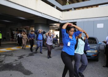 Casi tres millones de personas participaron este miércoles en la quinta edición del simulacro nacional de evacuación por terremoto en la República Dominicana, organizado por el Centro de Operaciones de Emergencias (COE), con el propósito de preparar a la población sobre cómo responder a un evento de esa naturaleza. Unas siete mil personas evacuaron el edificio de oficinas gubernamentales Juan Pablo Duarte de Santo Domingo, el bloque con mayor capacidad de oficinistas de la capital, en un tiempo de entre 7 y 11 minutos y lo "hicieron de una forma organizada", indicó a EFE el director del COE, Juan Manuel Méndez. De acuerdo con Méndez, el objetivo de esta jornada es introducir a la población en la preparación ante los terremotos "practicando planes a nivel familiar e institucional, así como en el ámbito de escuelas y universidades". De esta forma, se busca que todos conozcan "qué hacer en el antes, durante y después de que ocurra un evento de esta naturaleza". Por su parte, el jefe de la División de Operaciones del COE, Erdwin Olivares, en declaraciones a los medios, indicó que el fin de este tipo de ejercicios consiste en desalojar en el menor tiempo posible la mayor cantidad de personas cautivas en edificaciones. En un comunicado el COE exhortó a la población a practicar con frecuencia este tipo de ejercicio, utilizando como guía los instructivos que indican qué hacer antes, durante y después de un sismo. Del total de participantes registrados para la realización de este ejercicio, 2.800.005 personas, fueron agrupados como individual (1.800 individuos), familiar (457), institucional (4.300) actividad industrial o comercial (984). El primer simulacro de este tipo a nivel nacional en la República Dominicana se realizó en 2021, si bien antes de la pandemia de Covid-19 (2020) se llevó a cabo un simulacro a nivel regional. En la pasada edición de este simulacro, en 2024, participaron más de 2.5 millones de personas. La isla La Española, que comparten República Dominicana y Haití, está ubicada en una zona de gran actividad sísmica debido a un sistema de más de una docena de fallas geológicas que atraviesan casi todo el territorio firme y algunas áreas marinas próximas. En República Dominicana se producen cada mes cientos de movimientos telúricos, por lo general de poca intensidad. El último terremoto perceptible en el país caribeño tuvo lugar el 20 de octubre de este año, de magnitud 5, aunque no se reportaron daños significativos.