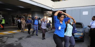 Casi tres millones de personas participaron este miércoles en la quinta edición del simulacro nacional de evacuación por terremoto en la República Dominicana, organizado por el Centro de Operaciones de Emergencias (COE), con el propósito de preparar a la población sobre cómo responder a un evento de esa naturaleza. Unas siete mil personas evacuaron el edificio de oficinas gubernamentales Juan Pablo Duarte de Santo Domingo, el bloque con mayor capacidad de oficinistas de la capital, en un tiempo de entre 7 y 11 minutos y lo "hicieron de una forma organizada", indicó a EFE el director del COE, Juan Manuel Méndez. De acuerdo con Méndez, el objetivo de esta jornada es introducir a la población en la preparación ante los terremotos "practicando planes a nivel familiar e institucional, así como en el ámbito de escuelas y universidades". De esta forma, se busca que todos conozcan "qué hacer en el antes, durante y después de que ocurra un evento de esta naturaleza". Por su parte, el jefe de la División de Operaciones del COE, Erdwin Olivares, en declaraciones a los medios, indicó que el fin de este tipo de ejercicios consiste en desalojar en el menor tiempo posible la mayor cantidad de personas cautivas en edificaciones. En un comunicado el COE exhortó a la población a practicar con frecuencia este tipo de ejercicio, utilizando como guía los instructivos que indican qué hacer antes, durante y después de un sismo. Del total de participantes registrados para la realización de este ejercicio, 2.800.005 personas, fueron agrupados como individual (1.800 individuos), familiar (457), institucional (4.300) actividad industrial o comercial (984). El primer simulacro de este tipo a nivel nacional en la República Dominicana se realizó en 2021, si bien antes de la pandemia de Covid-19 (2020) se llevó a cabo un simulacro a nivel regional. En la pasada edición de este simulacro, en 2024, participaron más de 2.5 millones de personas. La isla La Española, que comparten República Dominicana y Haití, está ubicada en una zona de gran actividad sísmica debido a un sistema de más de una docena de fallas geológicas que atraviesan casi todo el territorio firme y algunas áreas marinas próximas. En República Dominicana se producen cada mes cientos de movimientos telúricos, por lo general de poca intensidad. El último terremoto perceptible en el país caribeño tuvo lugar el 20 de octubre de este año, de magnitud 5, aunque no se reportaron daños significativos.