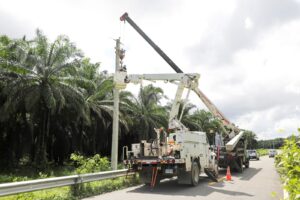 Edeeste mejora calidad del servicio eléctrico en Chirino, Monte Plata con instalación de nuevos reguladores de tensión