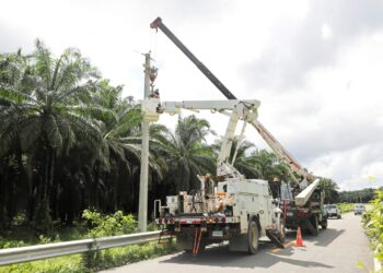 Edeeste mejora calidad del servicio eléctrico en Chirino, Monte Plata con instalación de nuevos reguladores de tensión