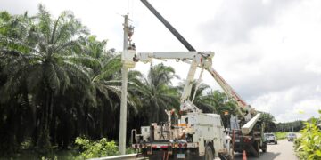 Edeeste mejora calidad del servicio eléctrico en Chirino, Monte Plata con instalación de nuevos reguladores de tensión