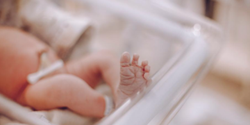 Pediatras e infectólogos mantienen vacuna de hepatitis B al nacer, pese a recomendación de EEUU